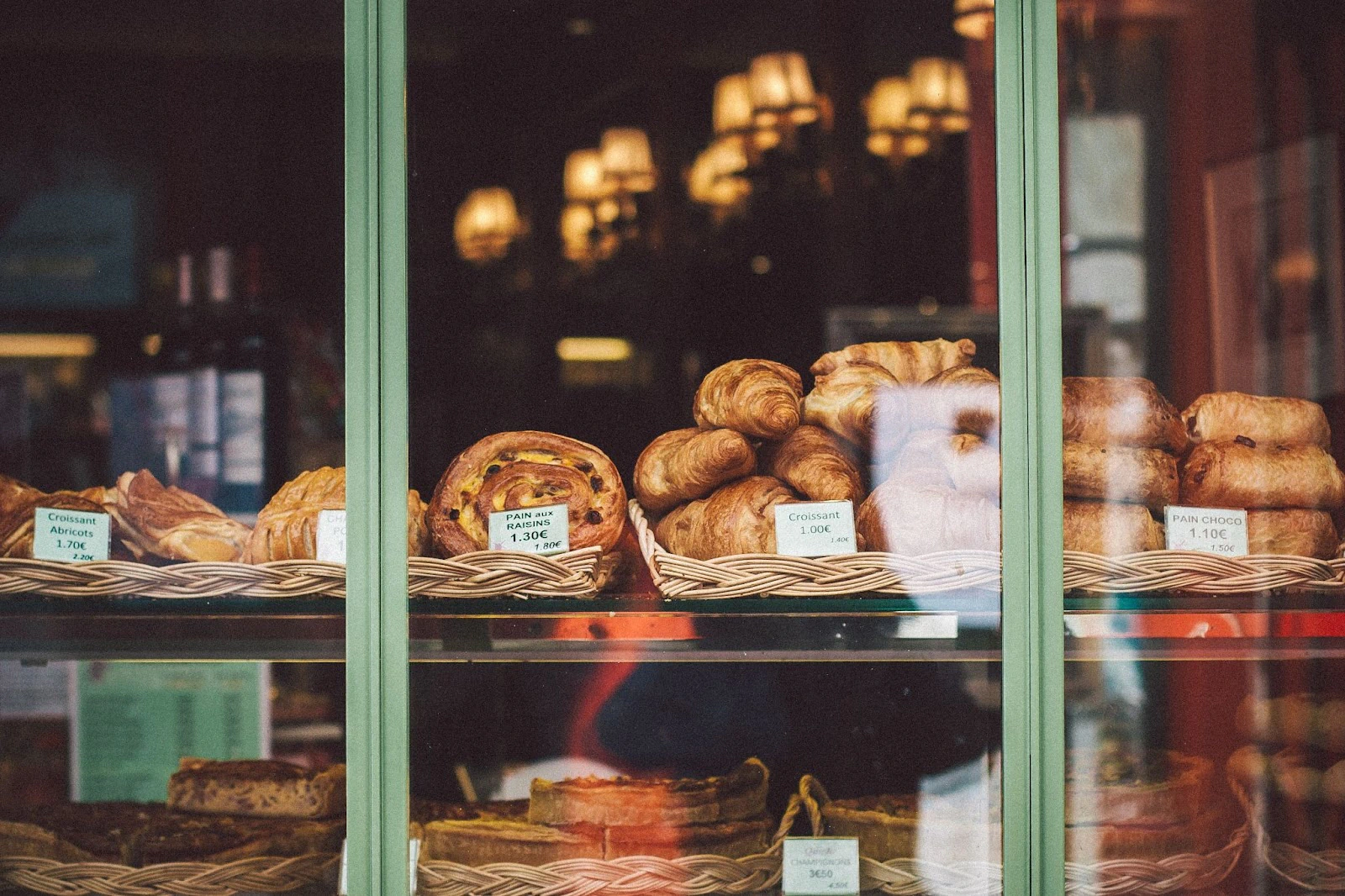 واجهة مخبز تعرض أرغفة ومنتجات طازجة