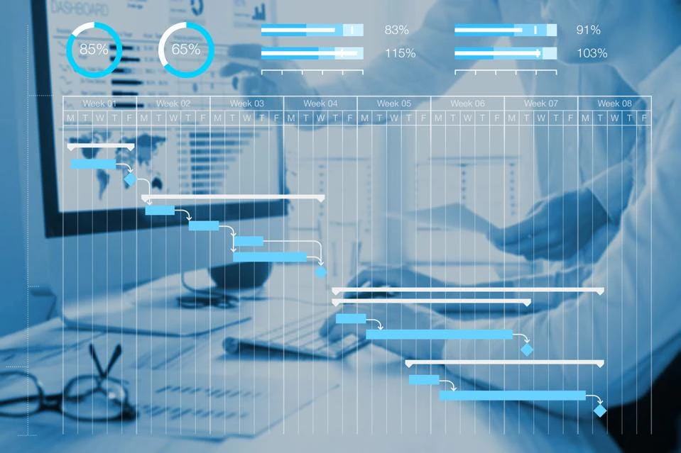 لوحة رقمية تعرض مؤشرات وجدول إدارة مشروع