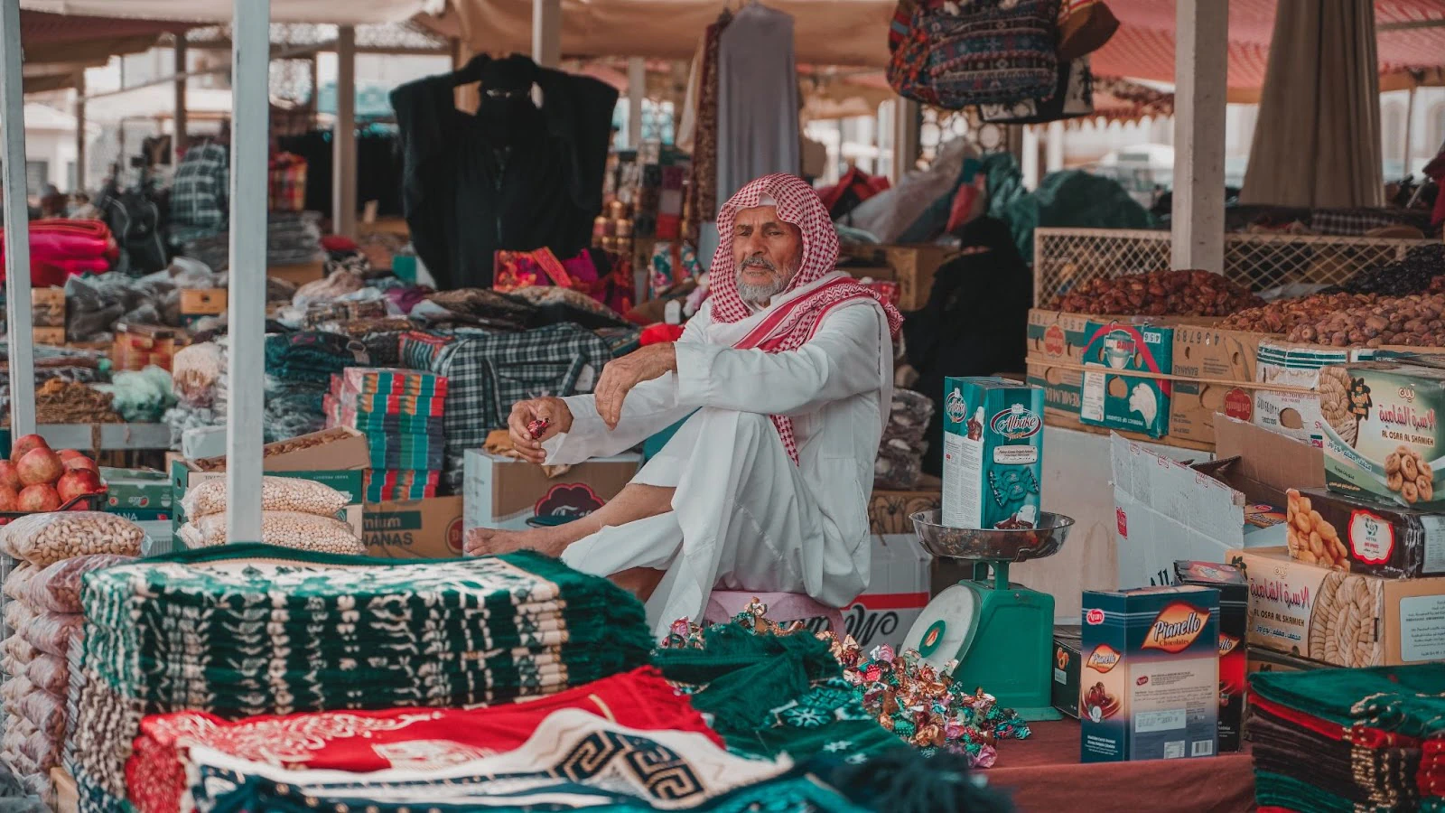 بائع سعودي في سوق للحرف والمنتجات الشعبية