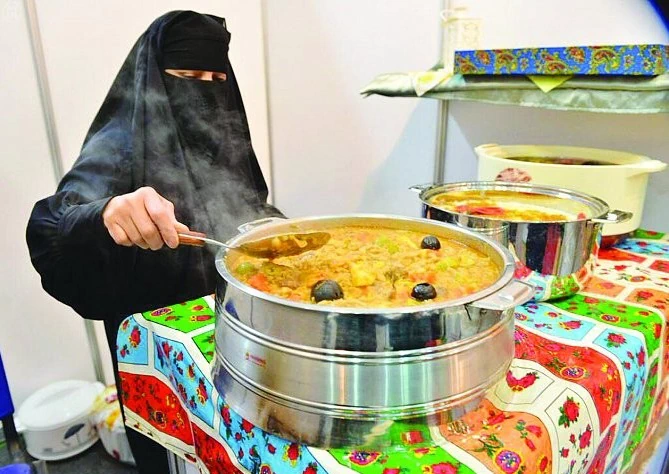 سيدة سعودية تطهو الطعام ضمن مشروع أسرة منتجة